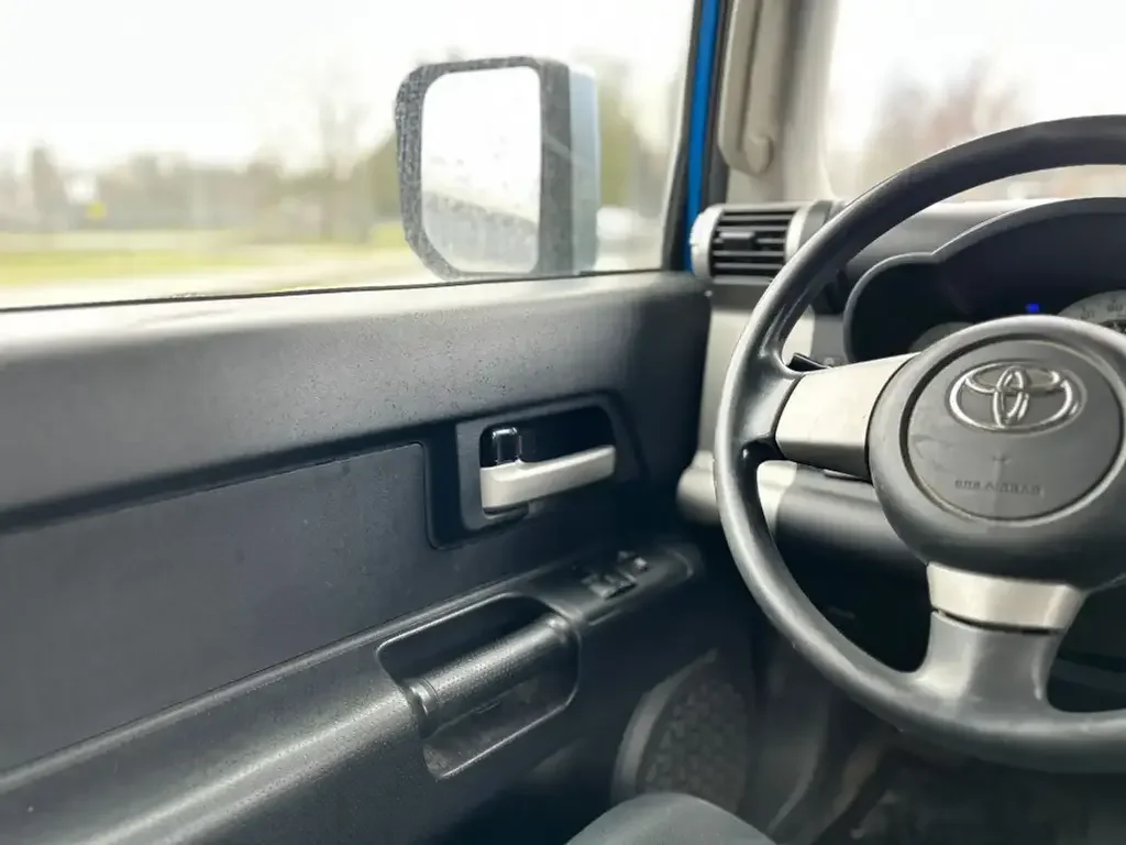 Toyota FJ Cruiser снимка Toyota FJ Cruiser