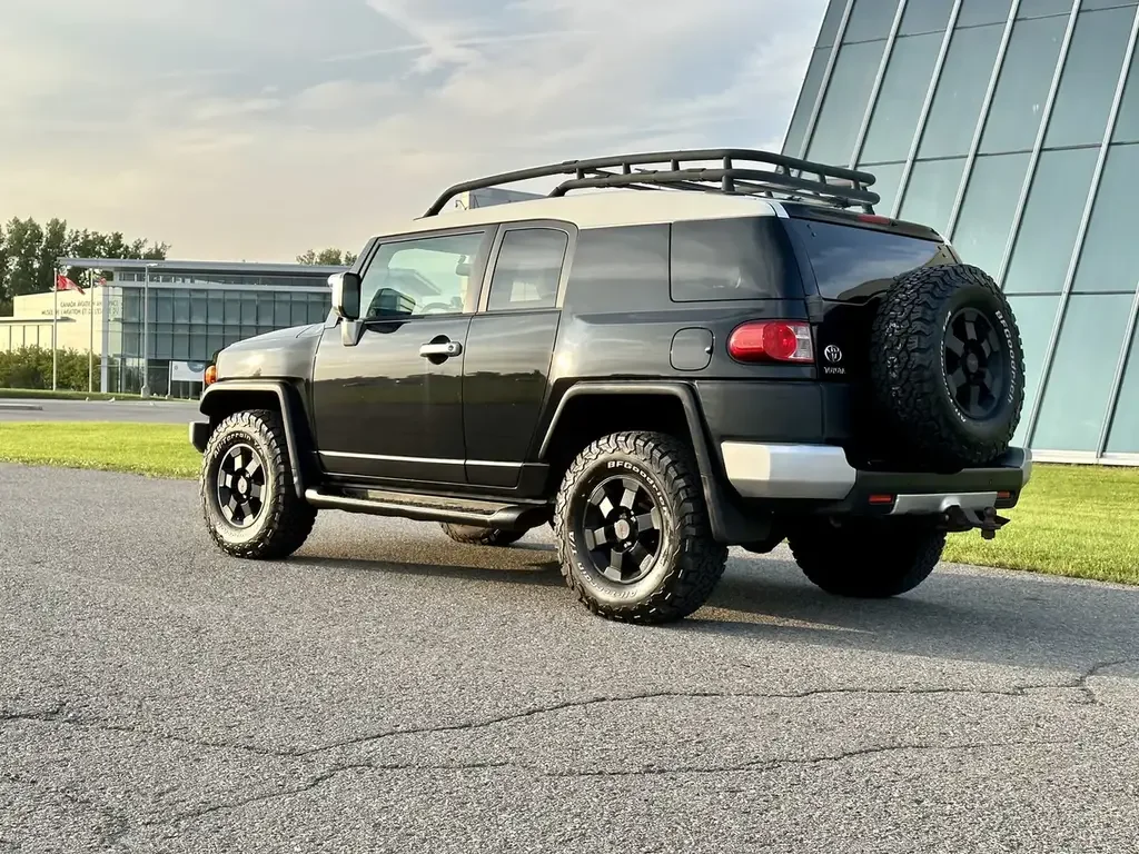 Toyota FJ Cruiser снимка Toyota FJ Cruiser