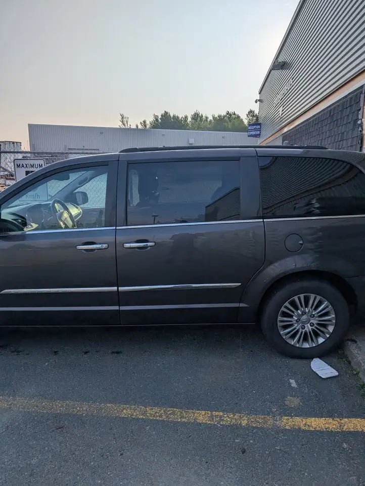 Chrysler Town & Country снимка Chrysler Town & Country