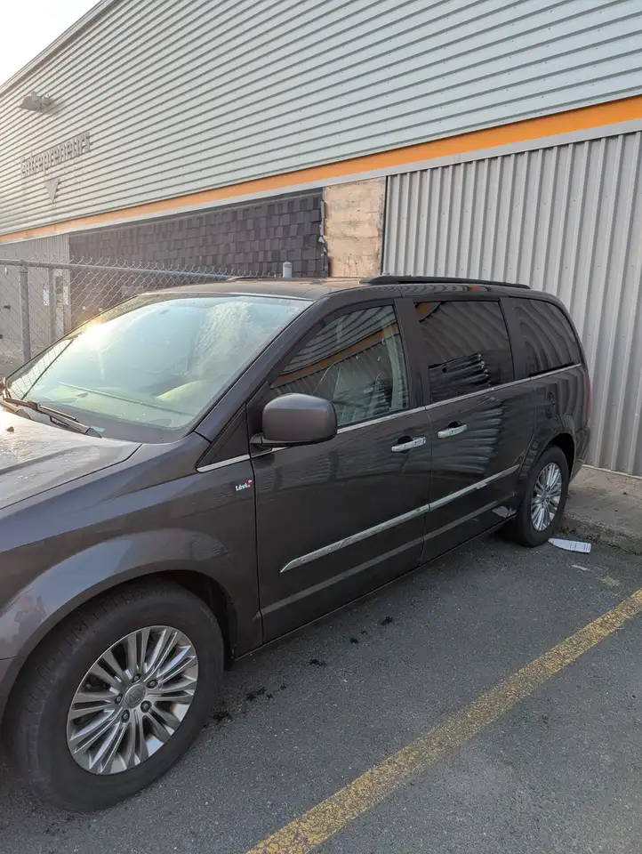 Chrysler Town & Country снимка Chrysler Town & Country