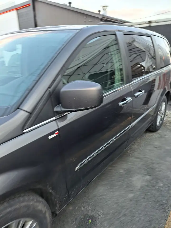 Chrysler Town & Country снимка Chrysler Town & Country