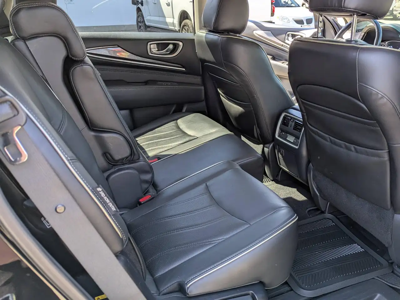 Infiniti QX60 снимка Infiniti QX60