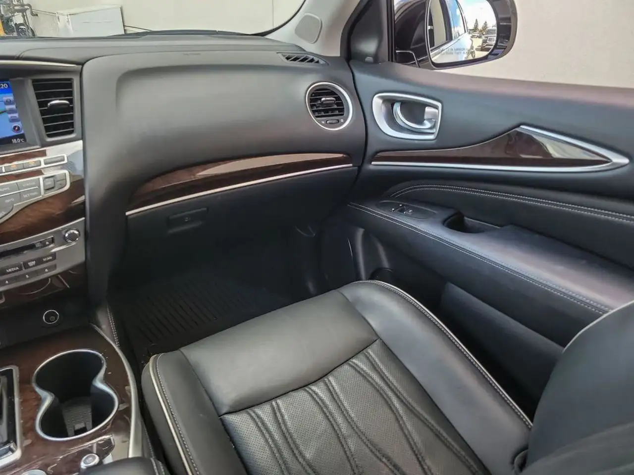 Infiniti QX60 снимка Infiniti QX60
