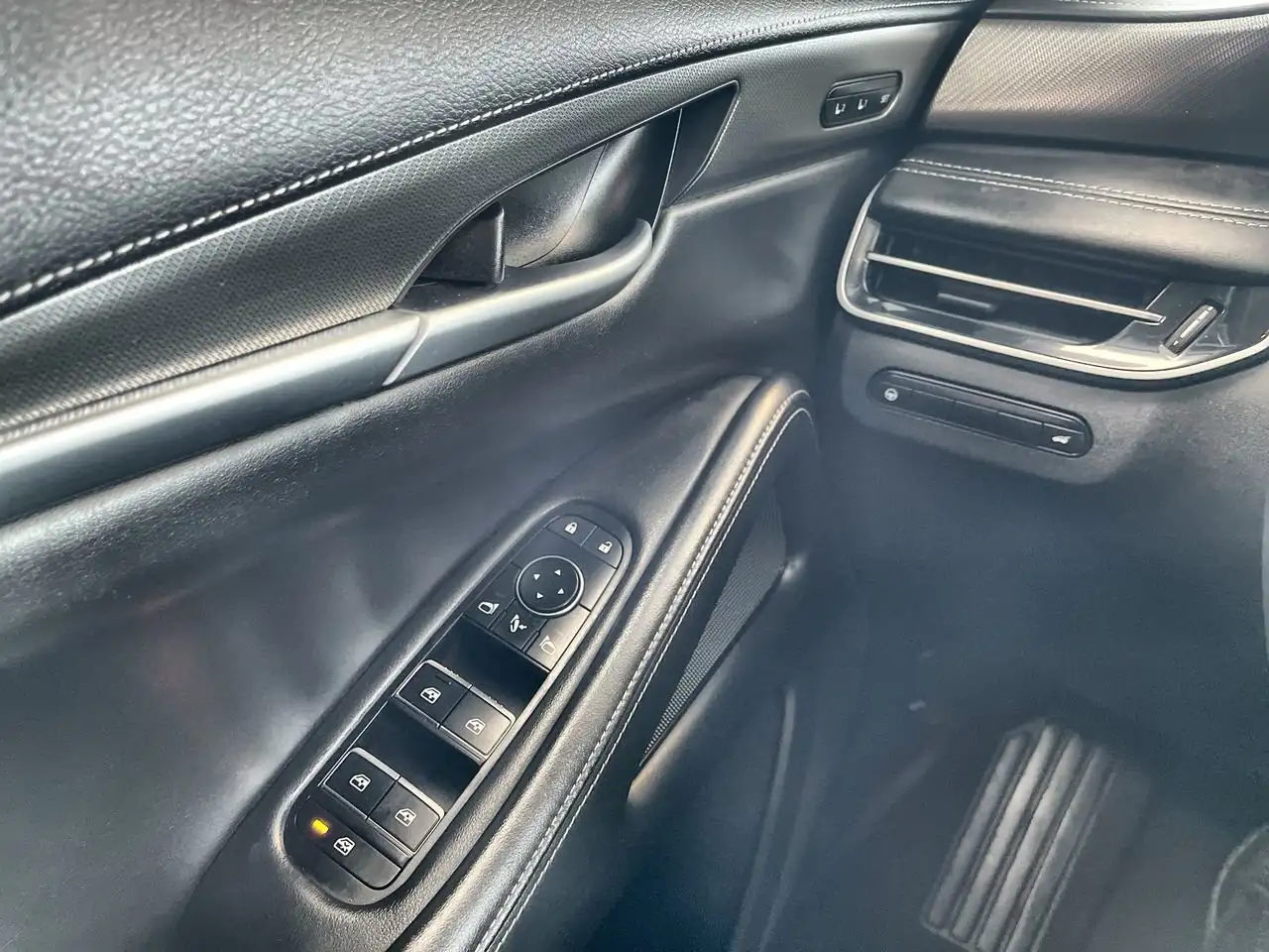Infiniti QX60 снимка Infiniti QX60