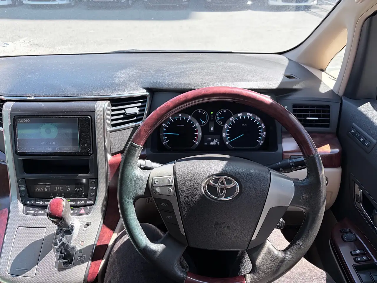 Toyota Alphard снимка Toyota Alphard