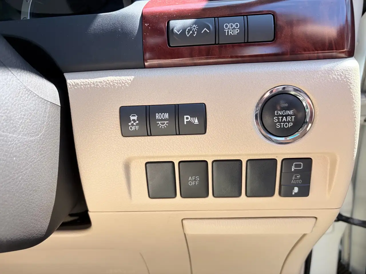 Toyota Alphard снимка Toyota Alphard