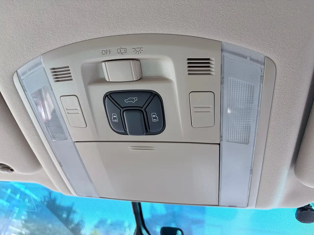 Toyota Alphard снимка Toyota Alphard