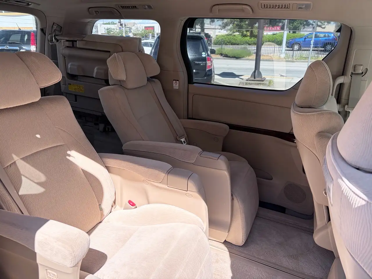 Toyota Alphard снимка Toyota Alphard