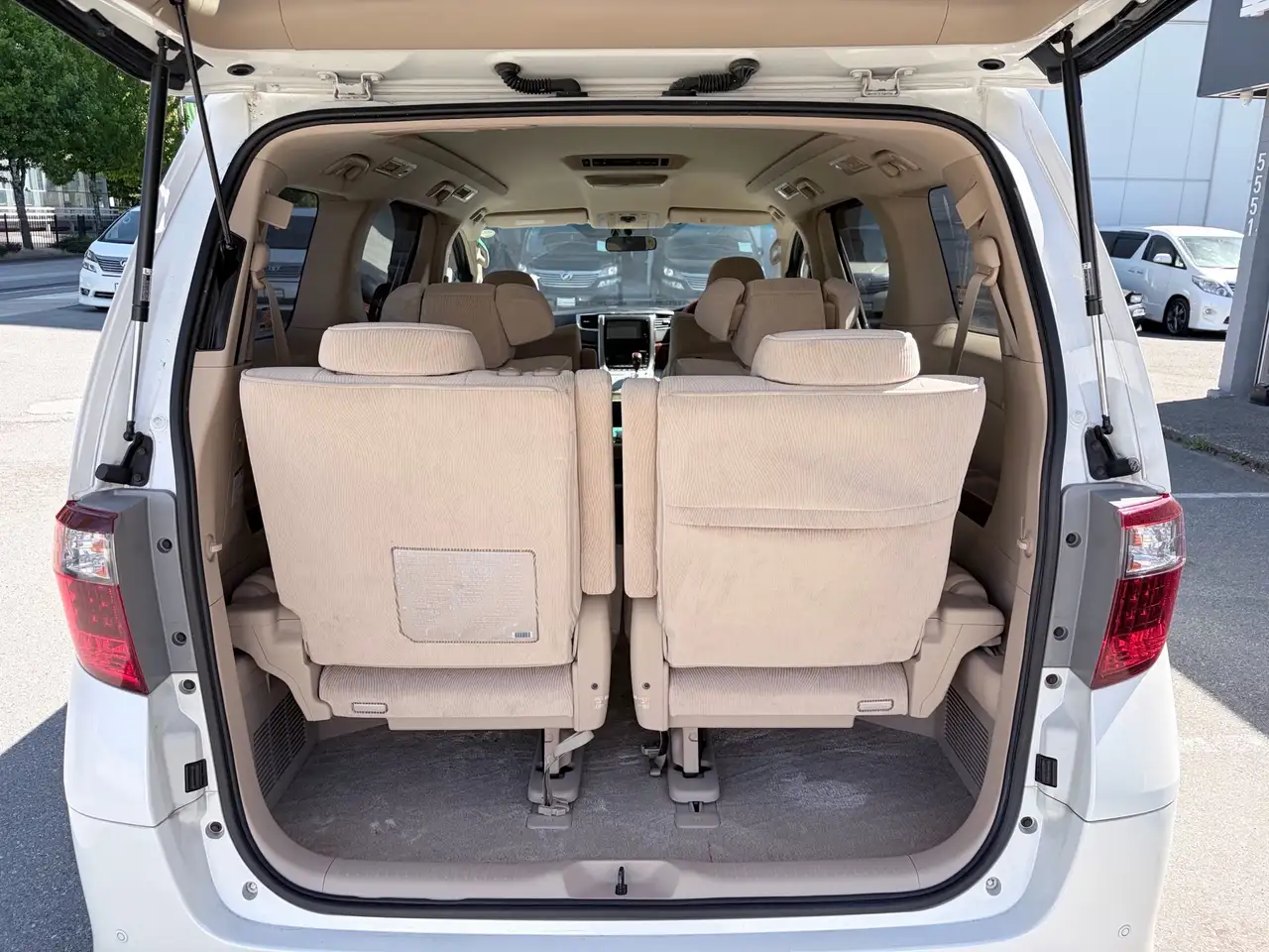 Toyota Alphard снимка Toyota Alphard