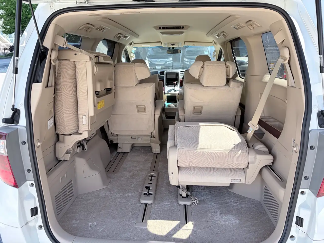 Toyota Alphard снимка Toyota Alphard