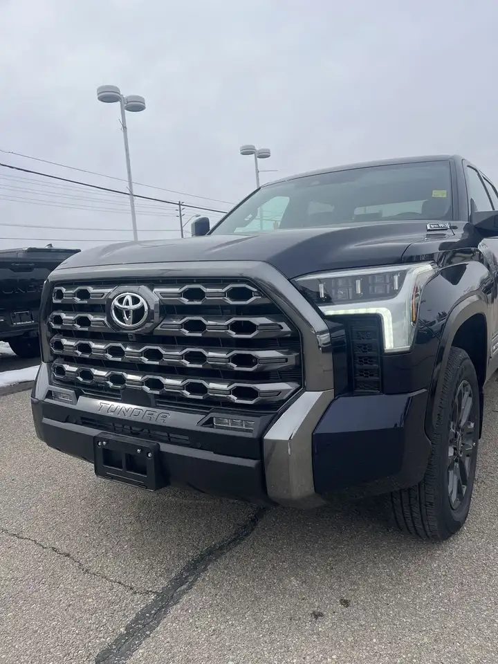 Toyota Tundra снимка Toyota Tundra