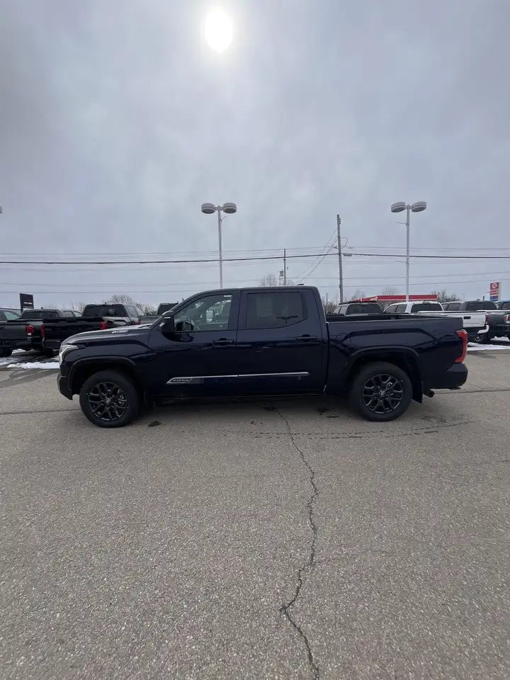 Toyota Tundra снимка Toyota Tundra