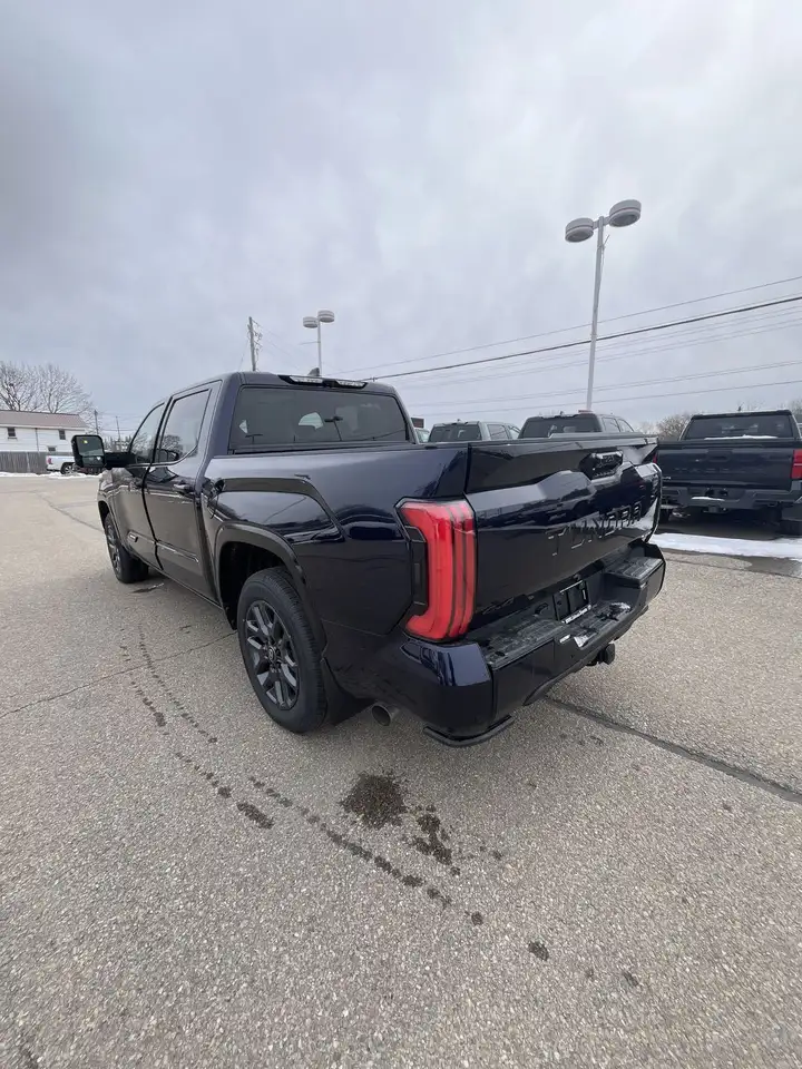 Toyota Tundra снимка Toyota Tundra