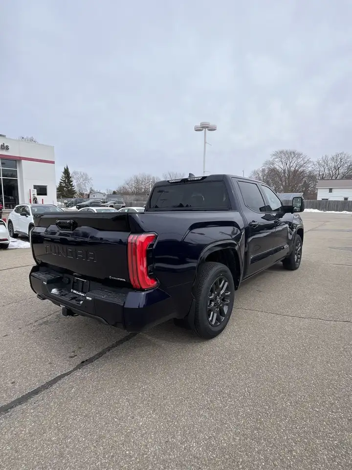 Toyota Tundra снимка Toyota Tundra