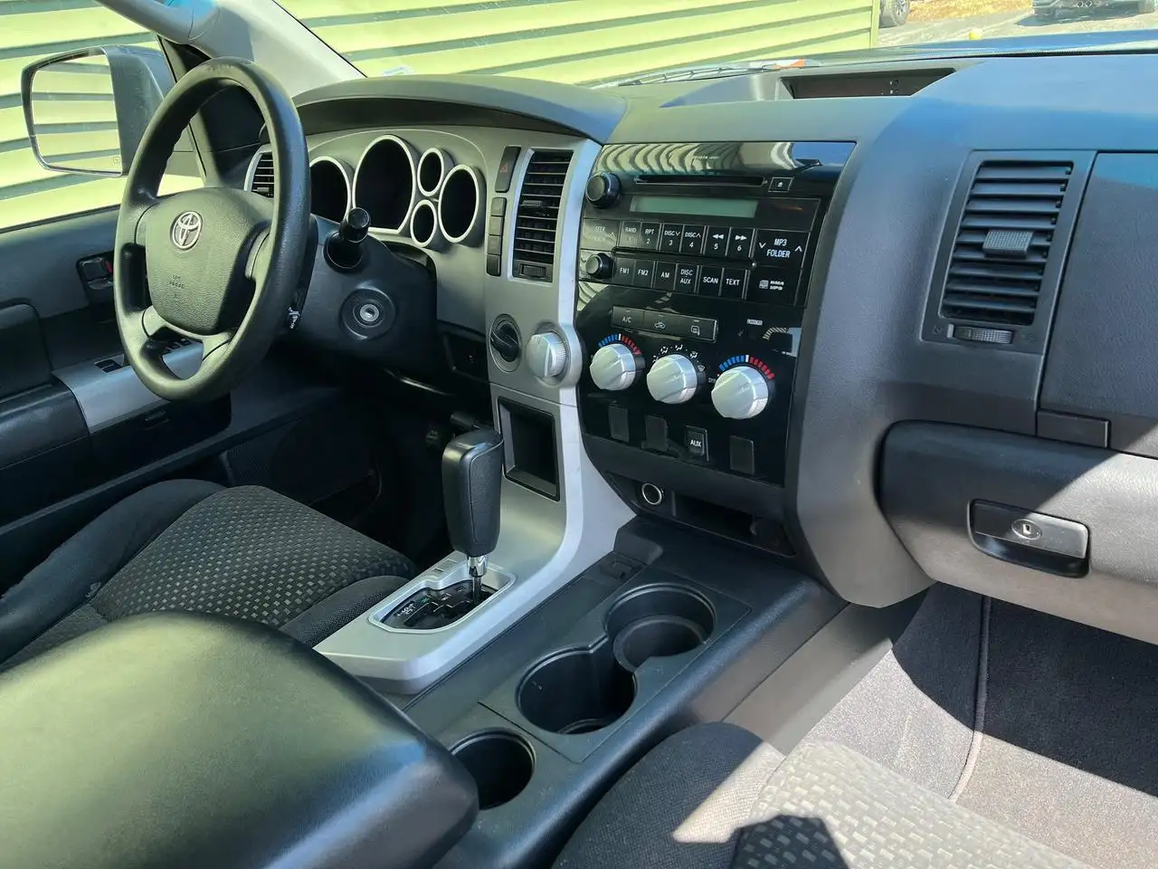 Toyota Tundra снимка Toyota Tundra