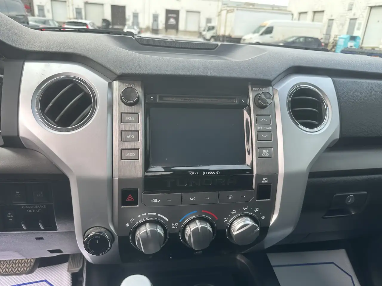 Toyota Tundra снимка Toyota Tundra