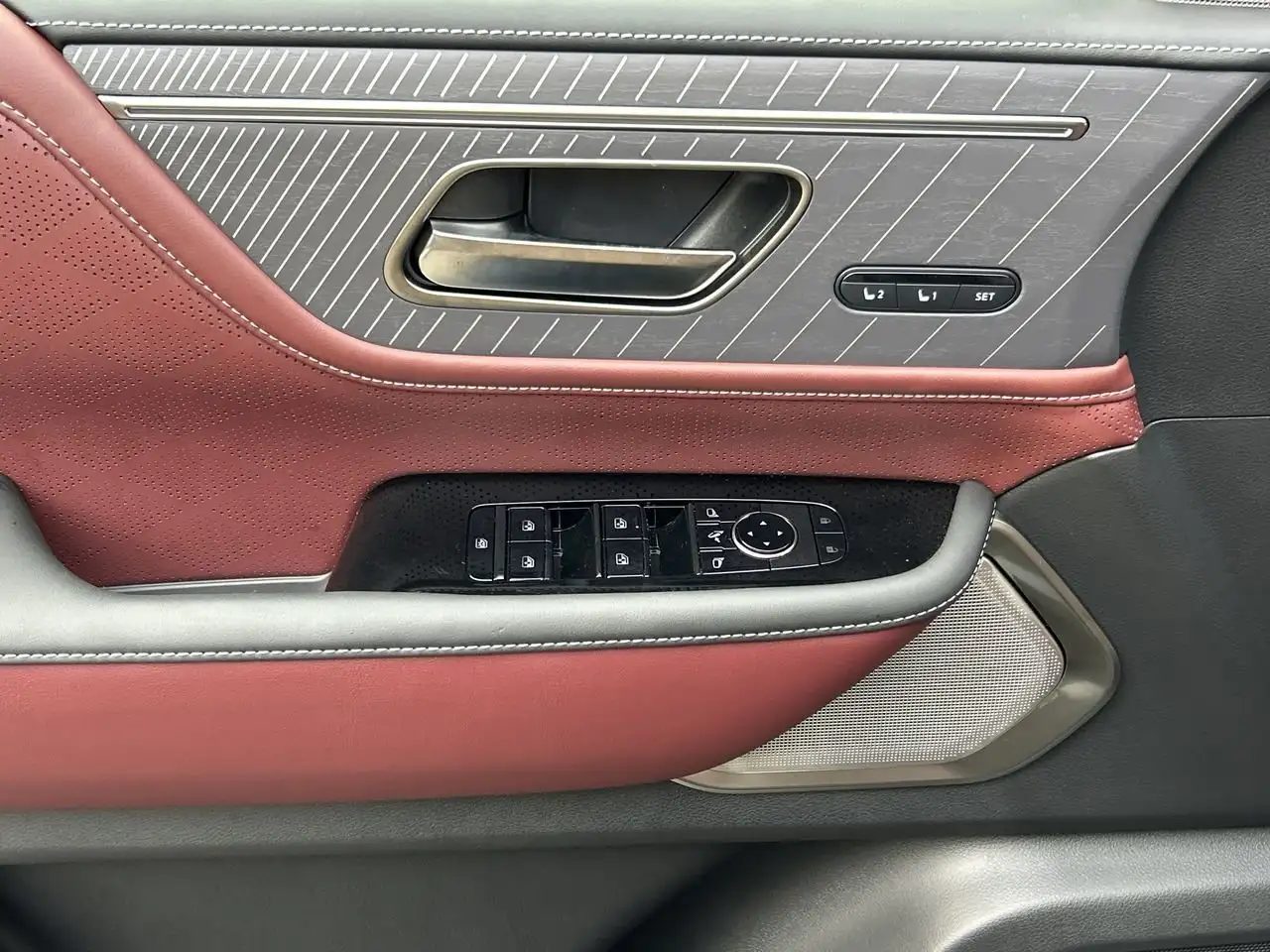Infiniti QX80 снимка Infiniti QX80