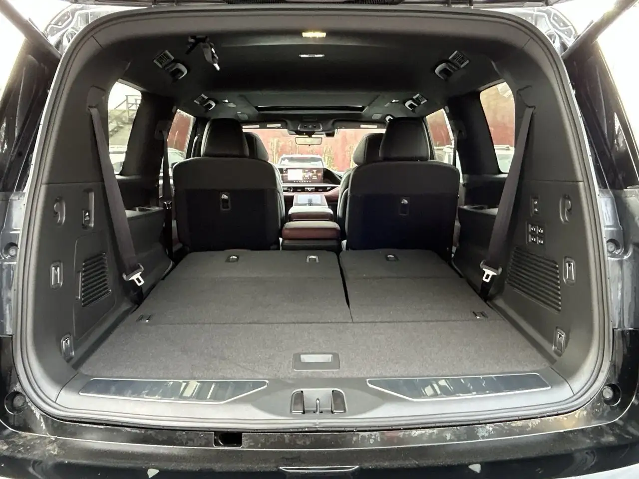 Infiniti QX80 снимка Infiniti QX80