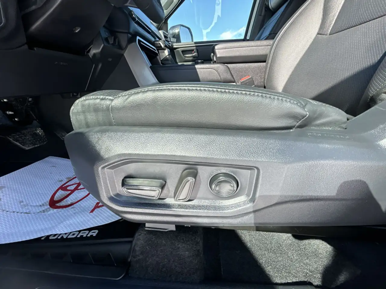 Toyota Tundra снимка Toyota Tundra