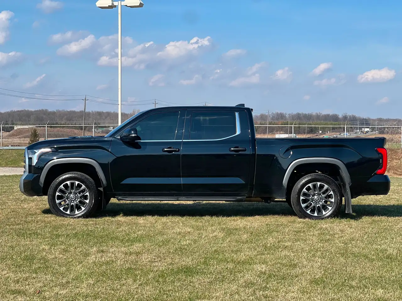 Toyota Tundra снимка Toyota Tundra