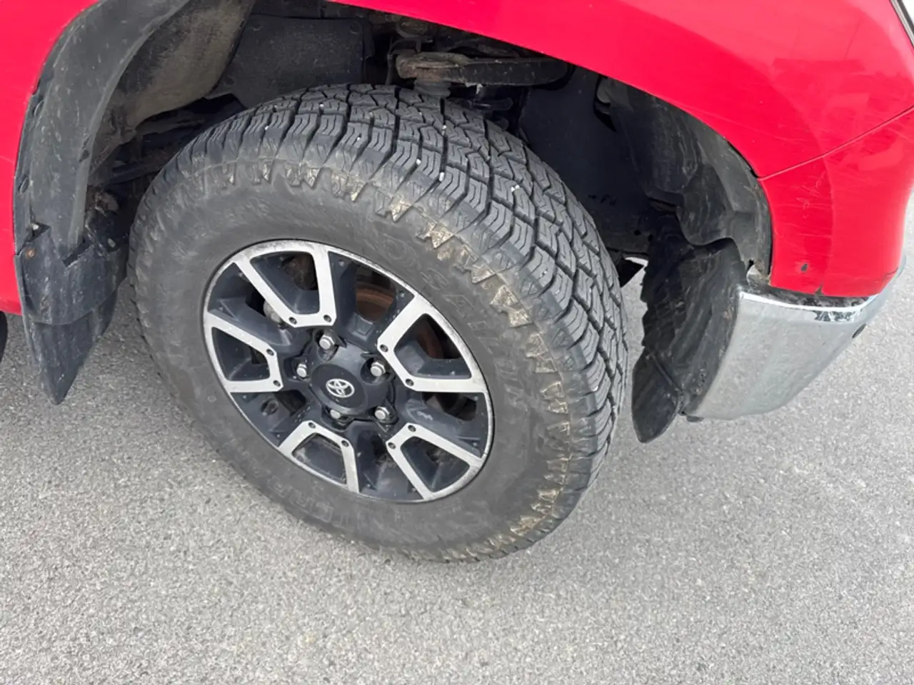 Toyota Tundra снимка Toyota Tundra