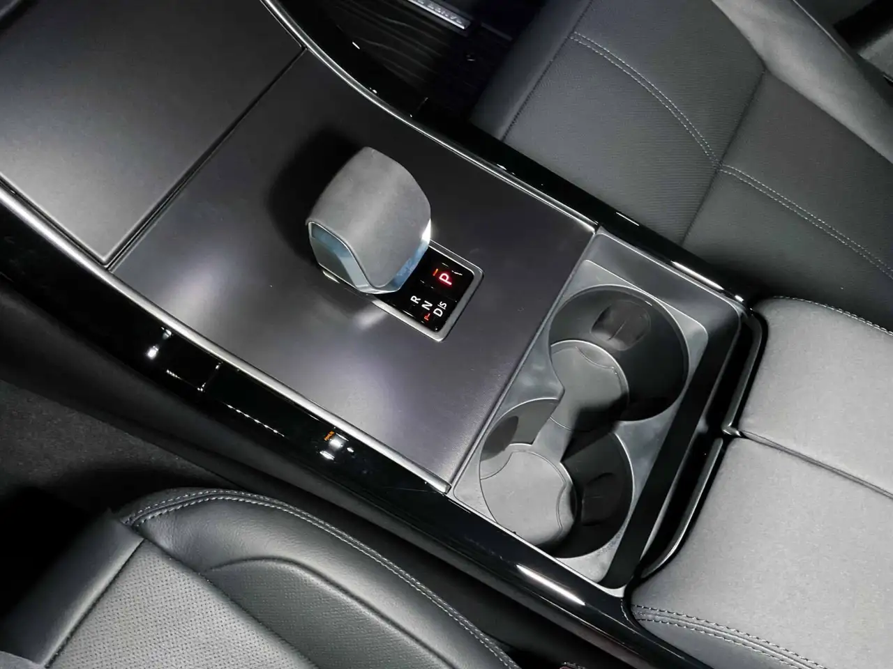 Land Rover Range Rover Velar снимка Land Rover Range Rover Velar