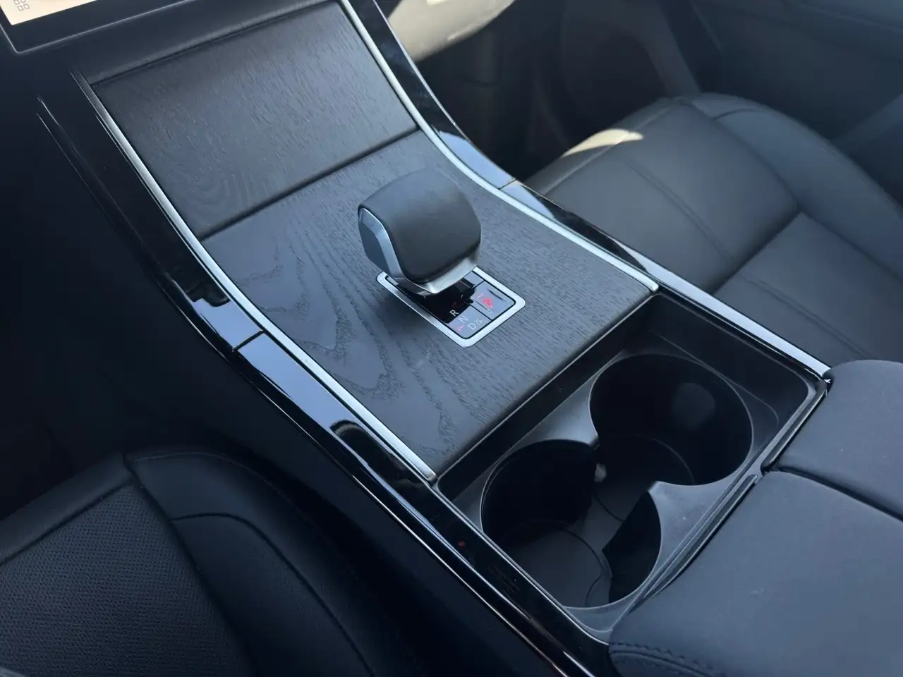 Land Rover Range Rover Velar снимка Land Rover Range Rover Velar