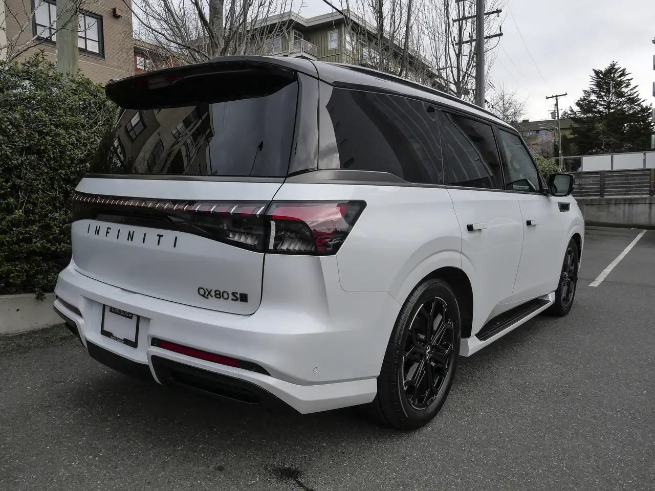 Infiniti QX80 снимка Infiniti QX80