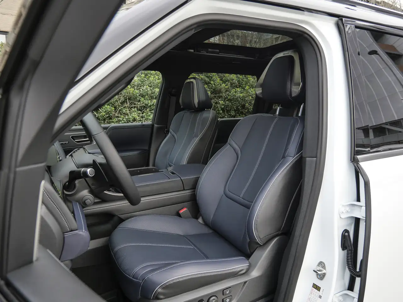 Infiniti QX80 снимка Infiniti QX80