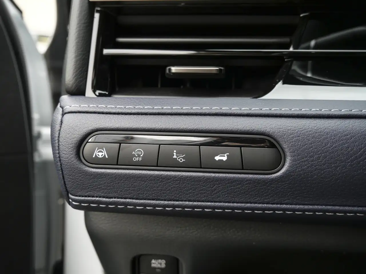 Infiniti QX80 снимка Infiniti QX80