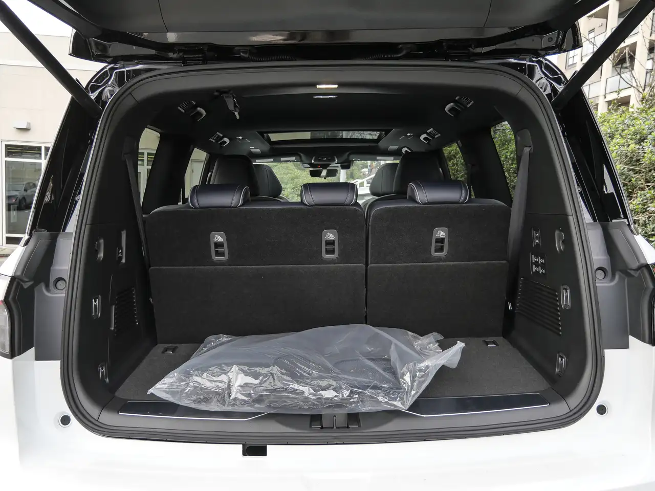 Infiniti QX80 снимка Infiniti QX80