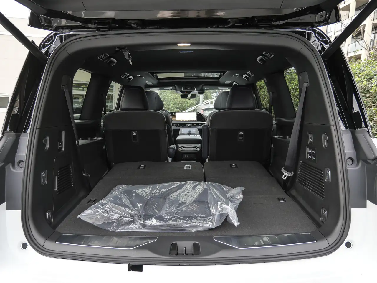 Infiniti QX80 снимка Infiniti QX80