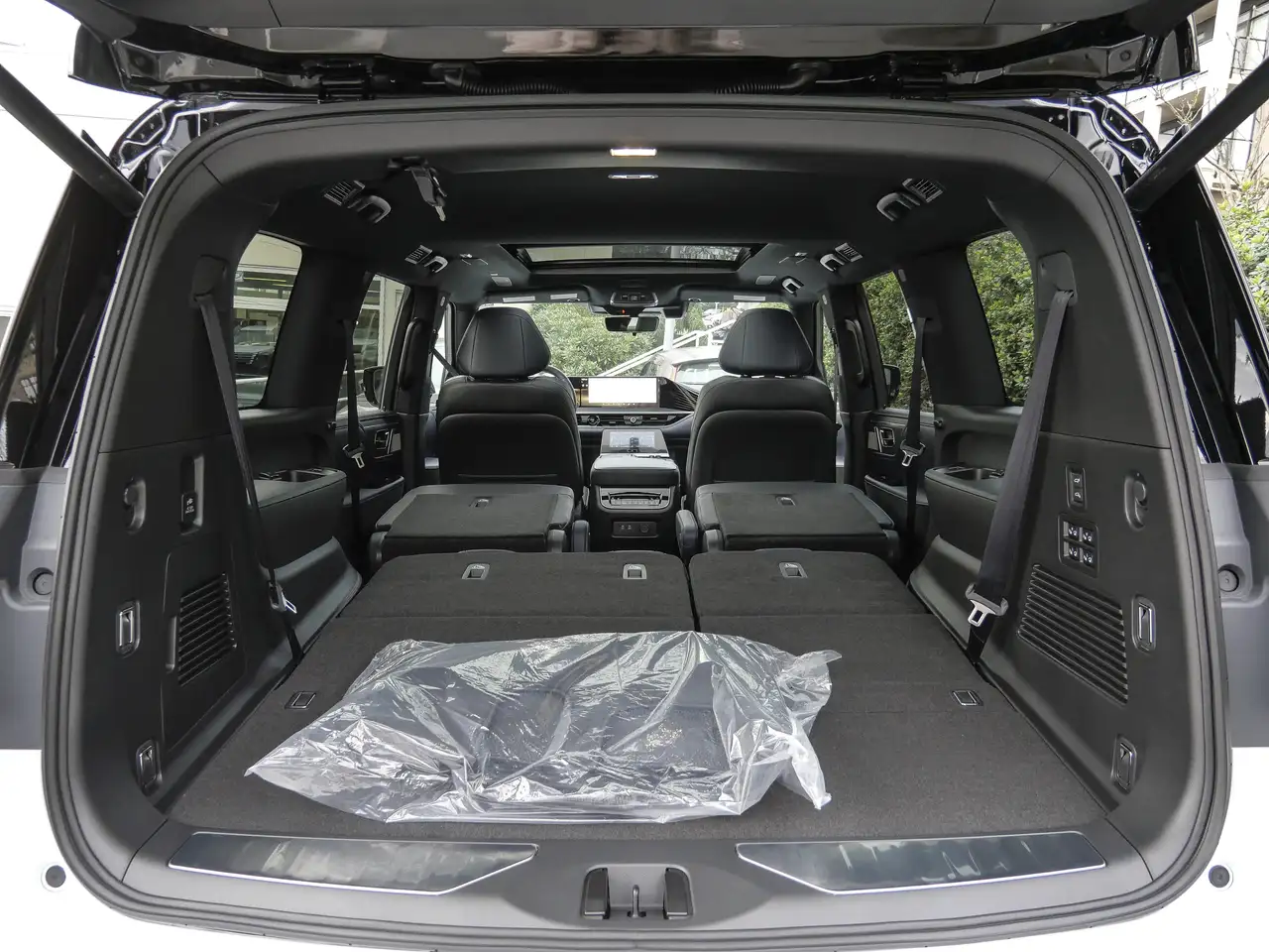 Infiniti QX80 снимка Infiniti QX80