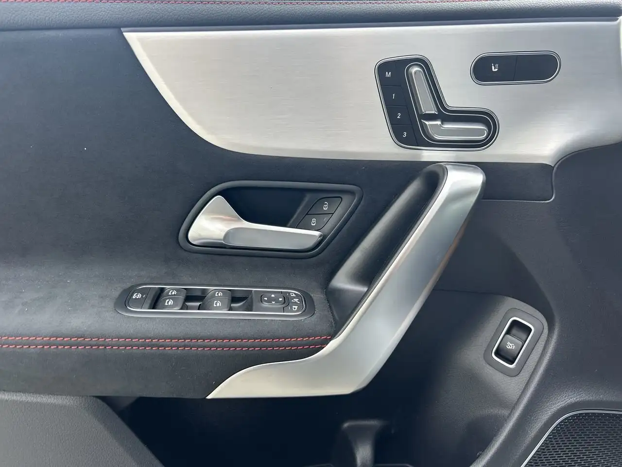 Mercedes-Benz CLA снимка Mercedes-Benz CLA