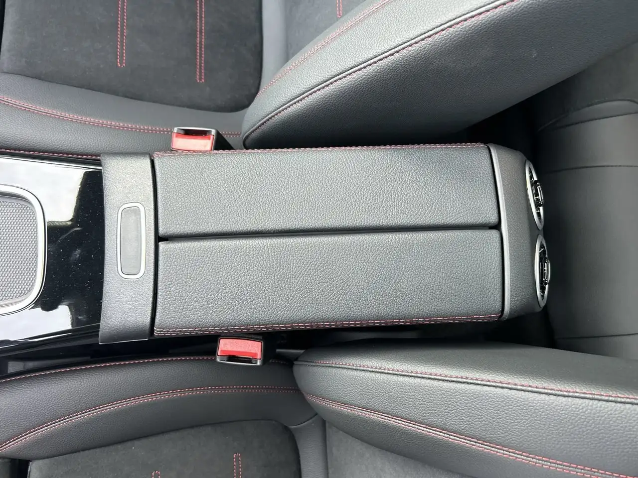 Mercedes-Benz CLA снимка Mercedes-Benz CLA