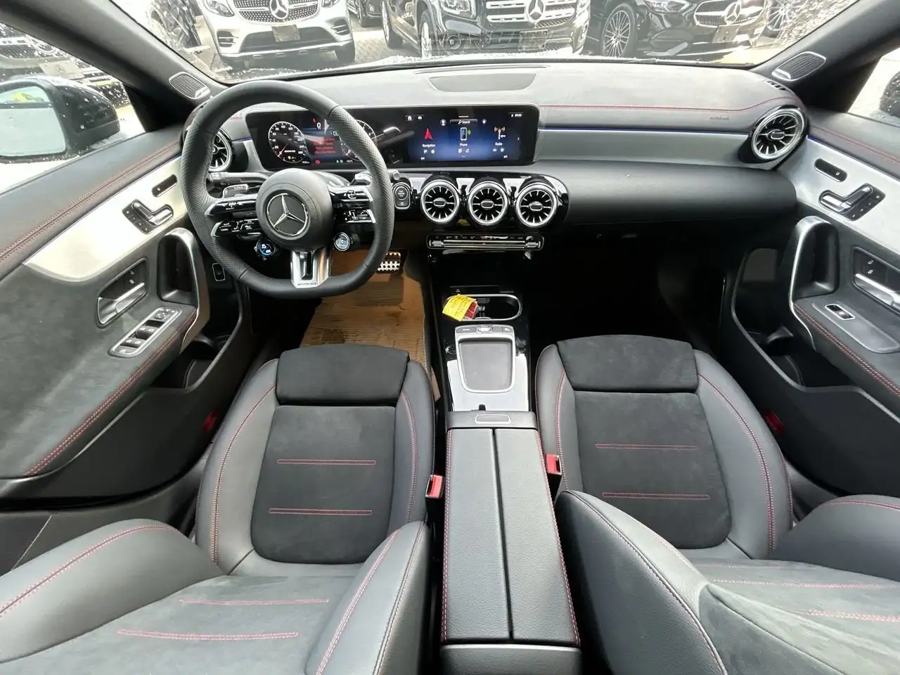 Mercedes-Benz CLA снимка Mercedes-Benz CLA