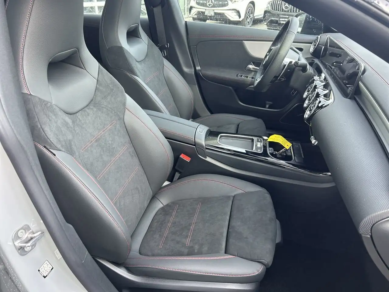 Mercedes-Benz CLA снимка Mercedes-Benz CLA