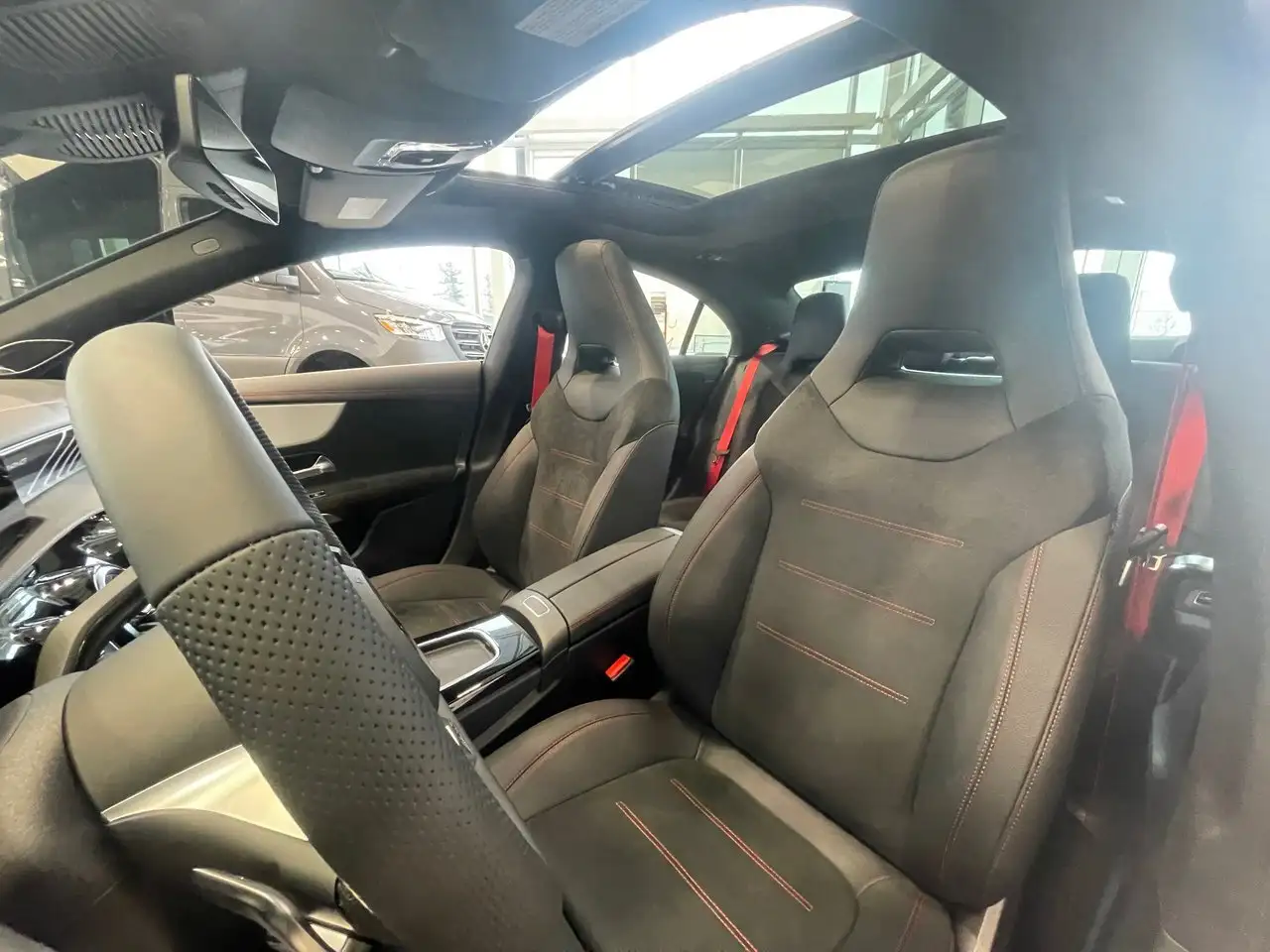 Mercedes-Benz CLA снимка Mercedes-Benz CLA