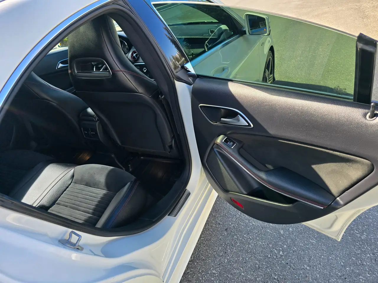 Mercedes-Benz CLA снимка Mercedes-Benz CLA