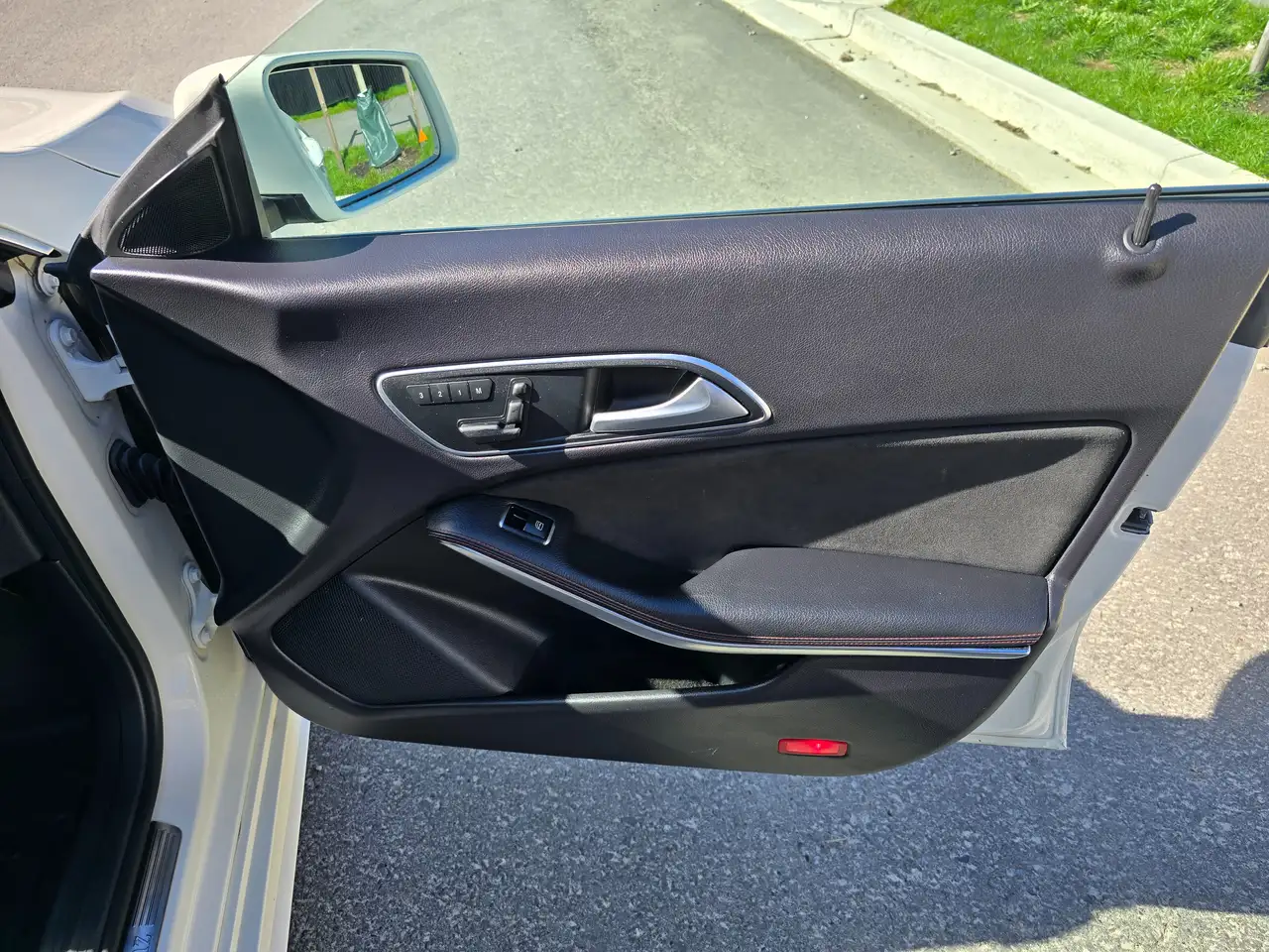 Mercedes-Benz CLA снимка Mercedes-Benz CLA