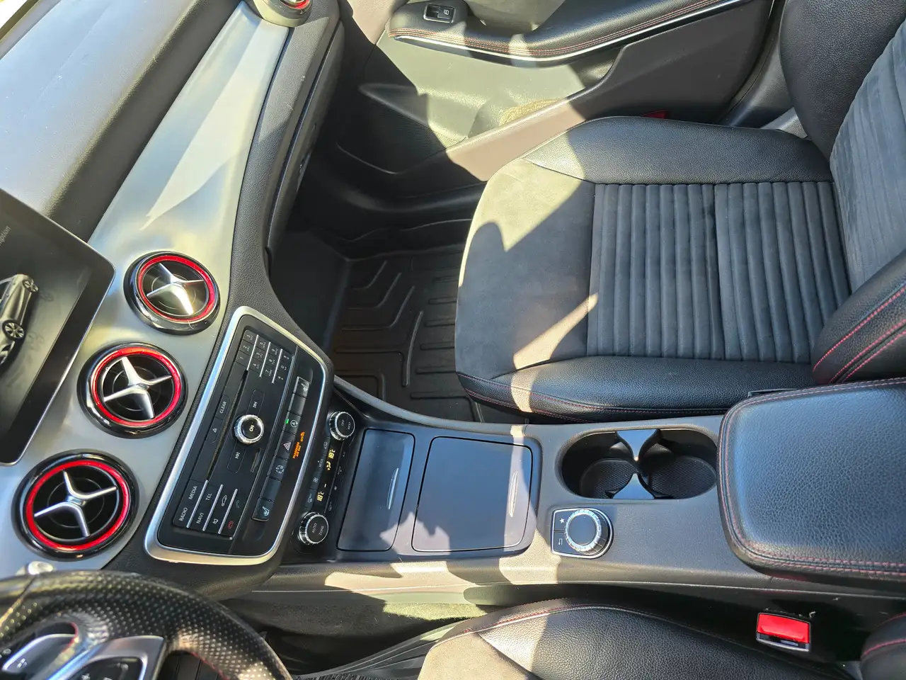 Mercedes-Benz CLA снимка Mercedes-Benz CLA