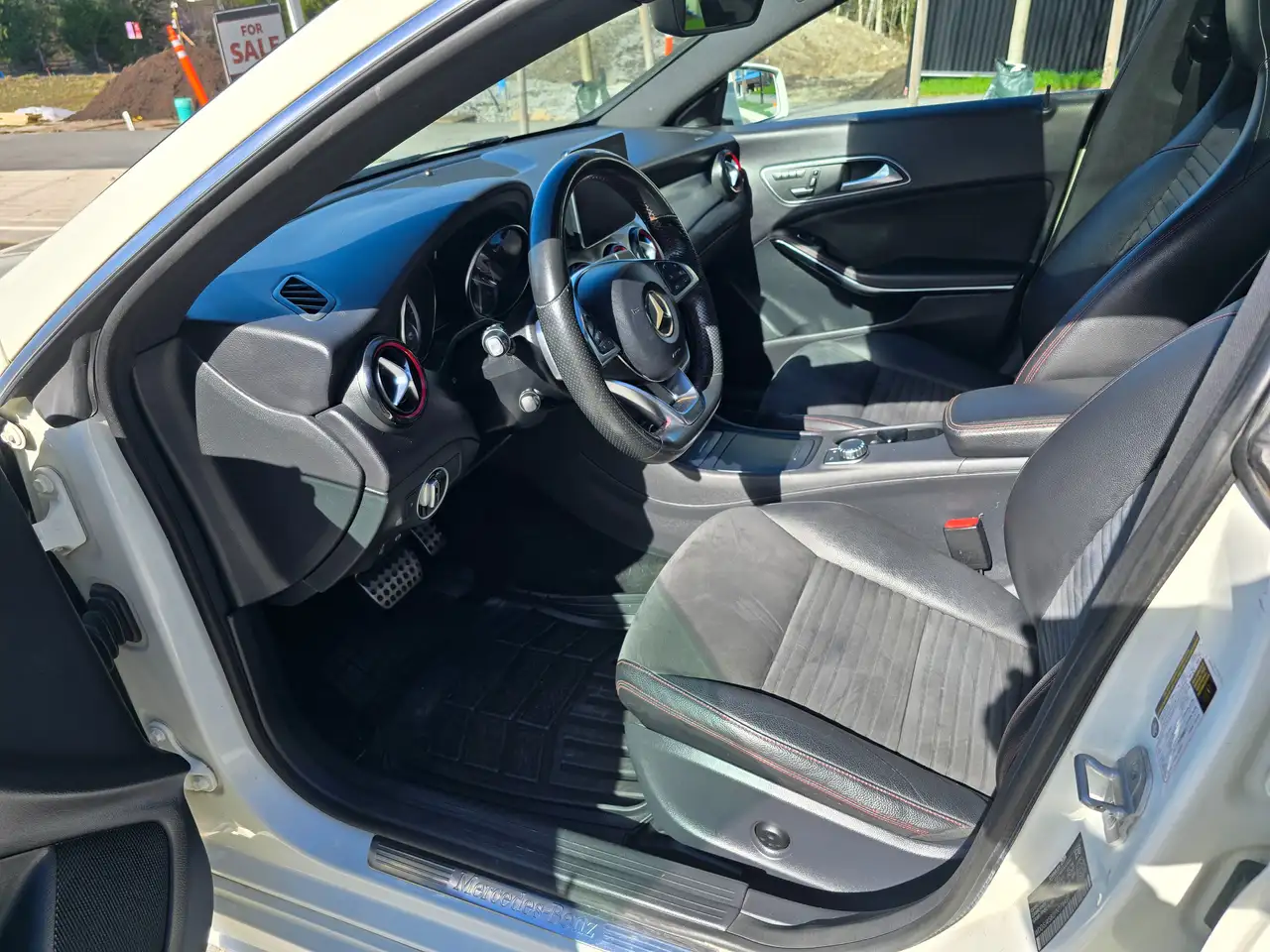 Mercedes-Benz CLA снимка Mercedes-Benz CLA