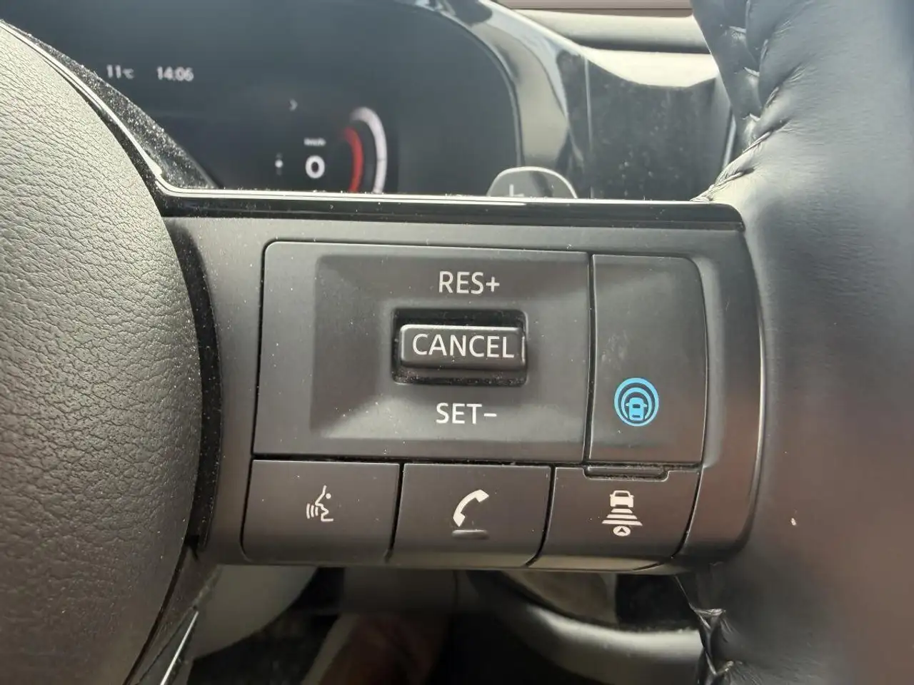 Nissan Pathfinder снимка Nissan Pathfinder