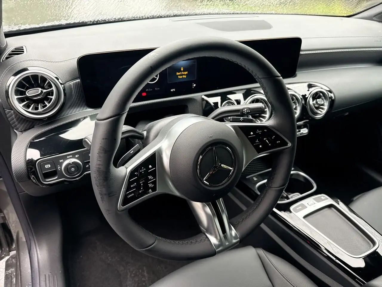 Mercedes-Benz CLA снимка Mercedes-Benz CLA