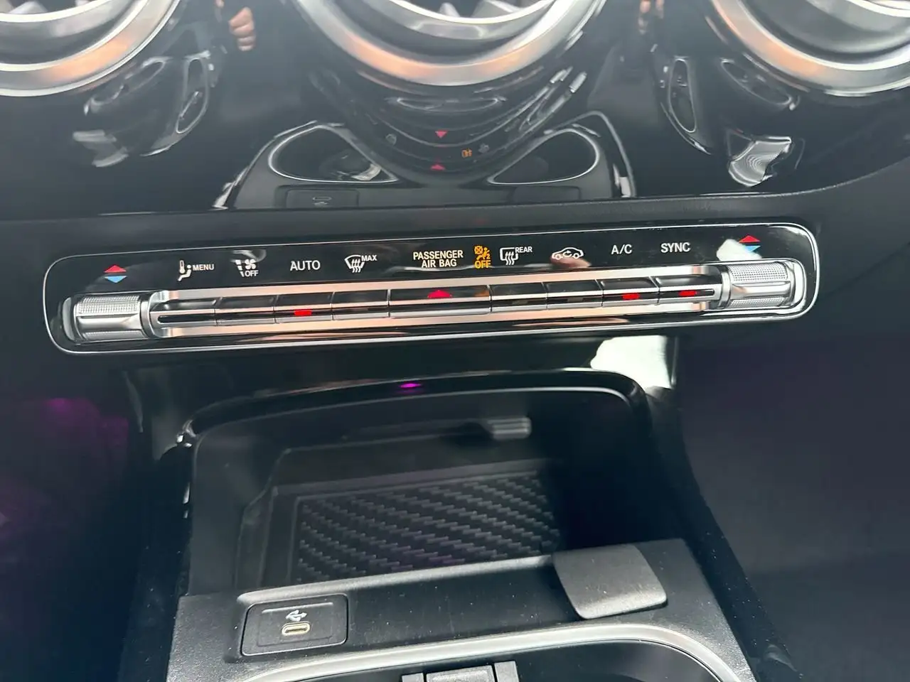 Mercedes-Benz CLA снимка Mercedes-Benz CLA