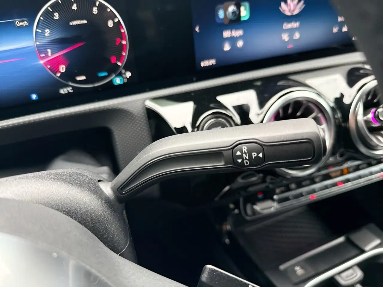 Mercedes-Benz CLA снимка Mercedes-Benz CLA