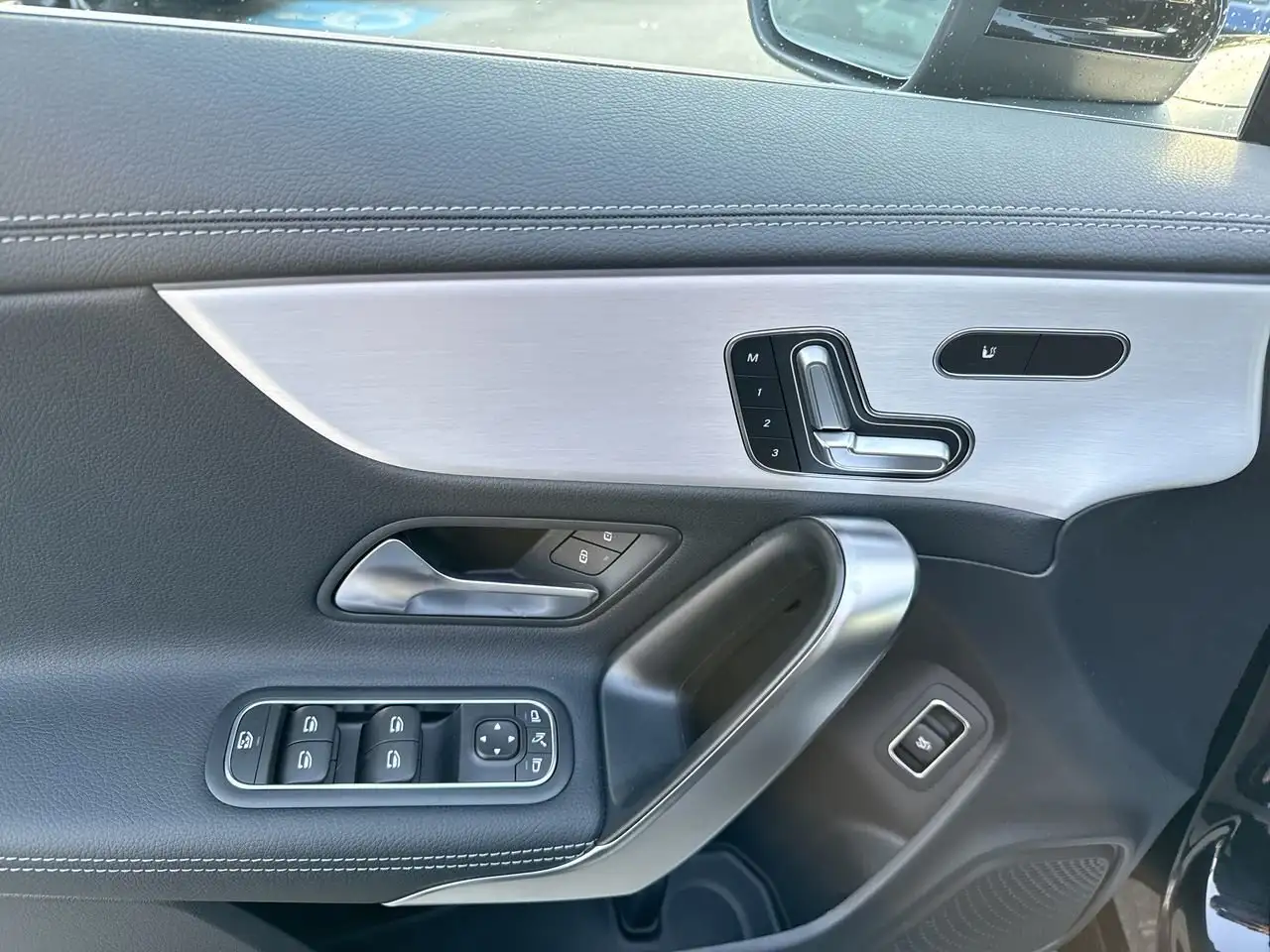 Mercedes-Benz CLA снимка Mercedes-Benz CLA