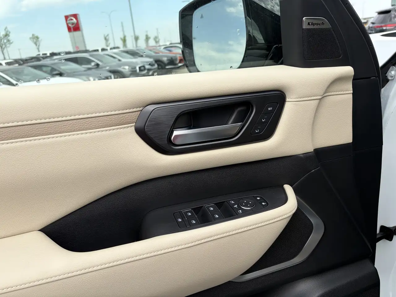 Nissan Armada снимка Nissan Armada
