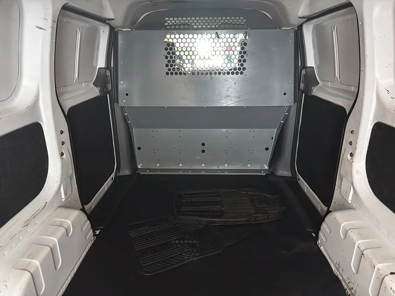 Nissan NV200 снимка Nissan NV200