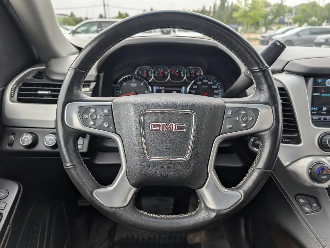 GMC Yukon снимка GMC Yukon